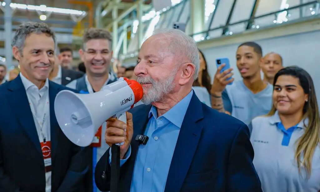 Lula assina decreto que muda regras dos vales-alimentação e refeição e limita taxas cobradas por operadoras