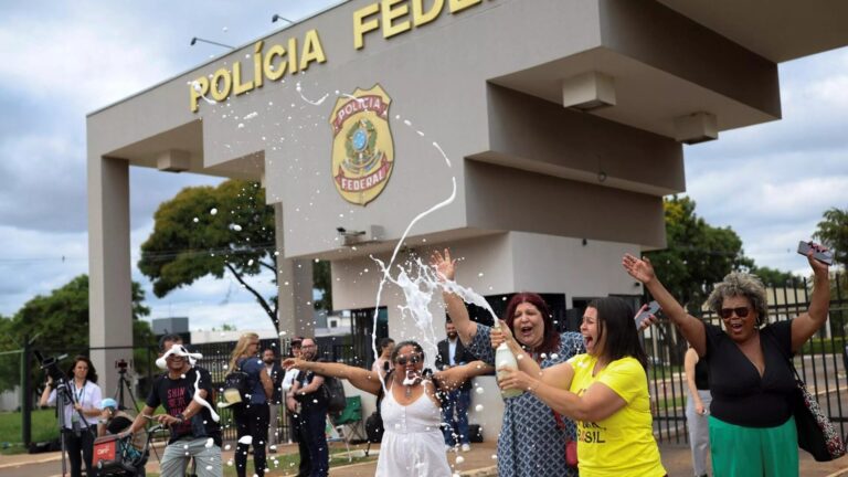 Artigo aponta que Bolsonaro pretendia fugir para a embaixada dos EUA antes de ser preso pela PF