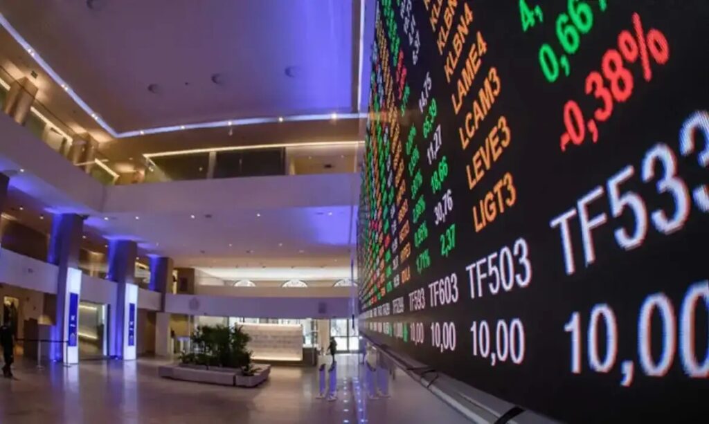 Bolsa bate recorde aos 158 mil pontos e dólar cai pelo terceiro dia seguido com cenário externo mais favorável