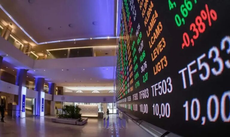 Bolsa bate recorde aos 158 mil pontos e dólar cai pelo terceiro dia seguido com cenário externo mais favorável