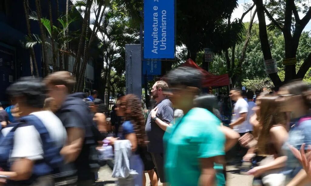 Abstenção no primeiro dia do Enem 2025 chega a 27%; gabarito será divulgado na quinta-feira