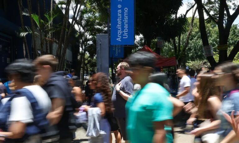 Abstenção no primeiro dia do Enem 2025 chega a 27%; gabarito será divulgado na quinta-feira