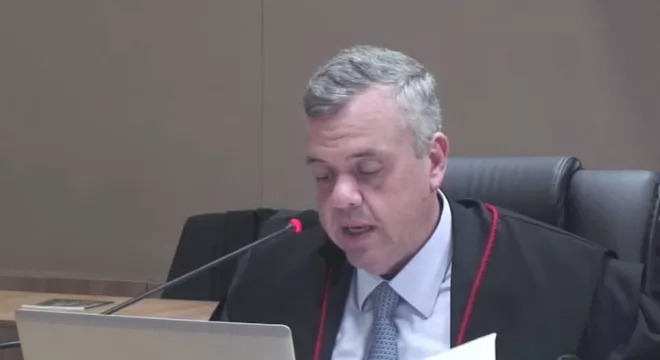 Relator do TRE-CE vota por manter cassação de Glêdson Bezerra e Tarso Magno; julgamento é adiado após pedido de vista