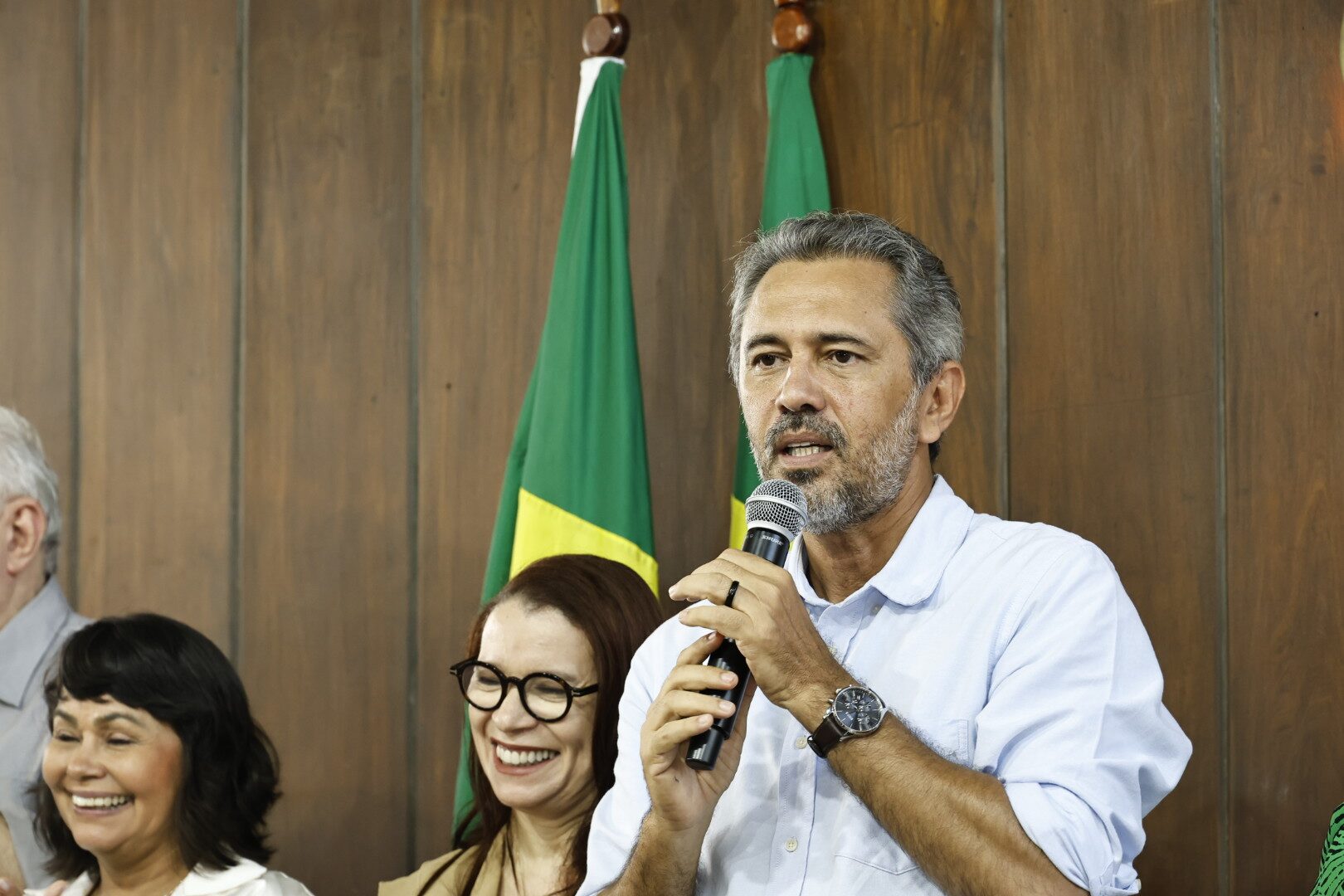 Elmano de Freitas sanciona leis que fortalecem a cultura e valorizam a saude no Ceara