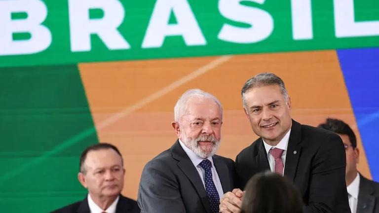 Lula avalia criar programa para financiar motos de entregadores, com foco em modelos elétricos