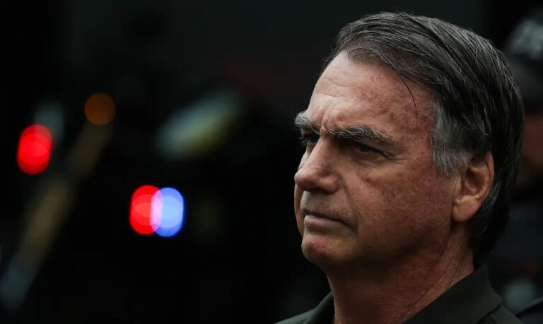 Justiça determina suspensão dos benefícios vitalícios de Jair Bolsonaro enquanto ele cumpre pena 5 Justiça determina suspensão dos benefícios vitalícios de Jair Bolsonaro enquanto ele cumpre pena