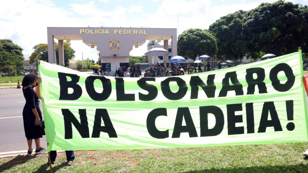 Câmara aprova projeto que reduz penas do 8 de janeiro; condenação de Bolsonaro pode cair pela metade 1 Câmara aprova projeto que reduz penas do 8 de janeiro; condenação de Bolsonaro pode cair pela metade