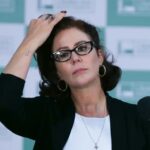 Por falta de votos, Câmara mantém mandato de Carla Zambelli, condenada pelo STF e presa na Itália