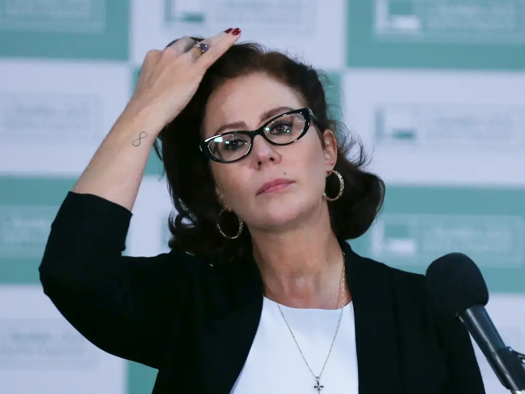 Por falta de votos, Câmara mantém mandato de Carla Zambelli, condenada pelo STF e presa na Itália
