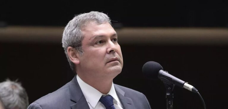 Lindbergh diz que Lula deve vetar PL da Dosimetria e chama projeto de “anistia aos golpistas” 14 Lindbergh diz que Lula deve vetar PL da Dosimetria e chama projeto de “anistia aos golpistas”