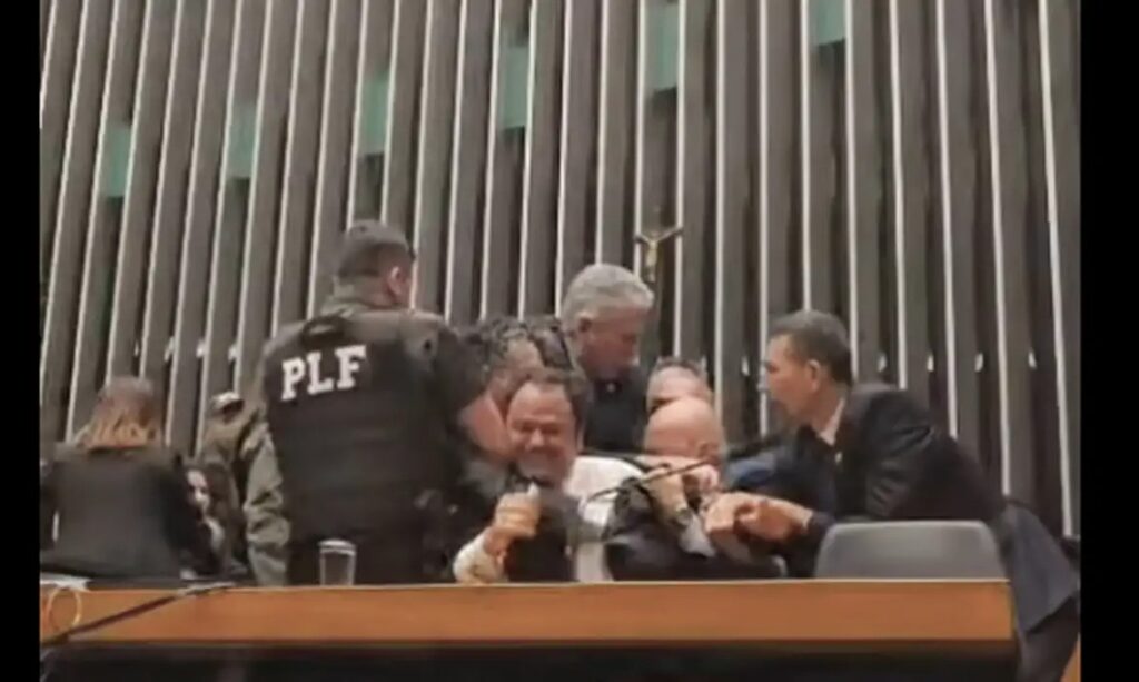 Glauber Braga é retirado à força do plenário após ocupar cadeira da presidência da Câmara em protesto 1 Glauber Braga é retirado à força do plenário após ocupar cadeira da presidência da Câmara em protesto