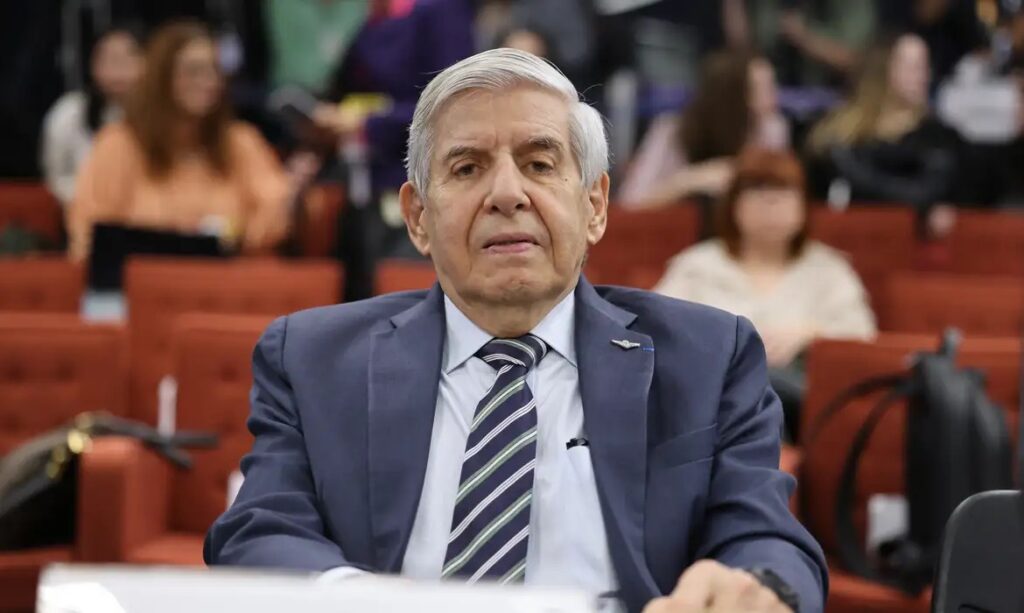 Moraes determina perícia médica para Augusto Heleno em 15 dias após pedido de prisão domiciliar por saúde