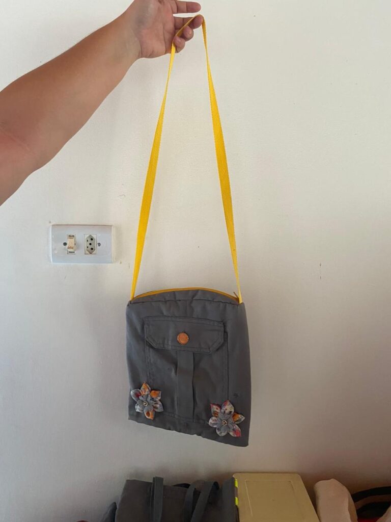 Parceria entre Ambiental Ceará, Ambiental Crato e ONG transforma uniformes antigos em bolsas e acessórios 8 Parceria entre Ambiental Ceará, Ambiental Crato e ONG transforma uniformes antigos em bolsas e acessórios