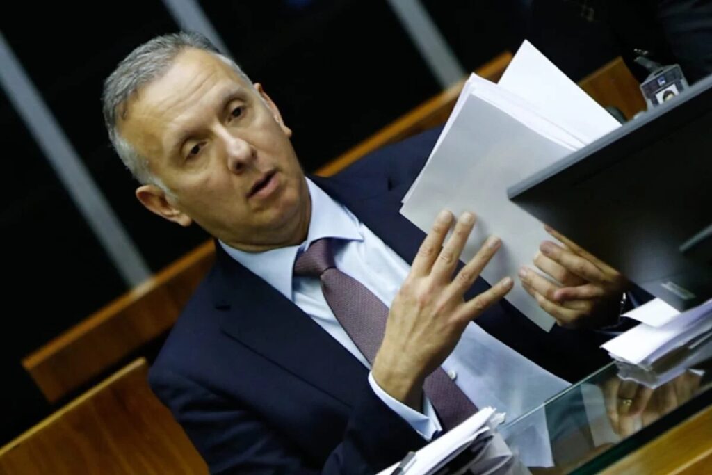 Deputado do PP empregou “funcionária fantasma”, mas é isentado pelo TCU em decisão de Bruno Dantas 1 Deputado do PP empregou “funcionária fantasma”, mas é isentado pelo TCU em decisão de Bruno Dantas