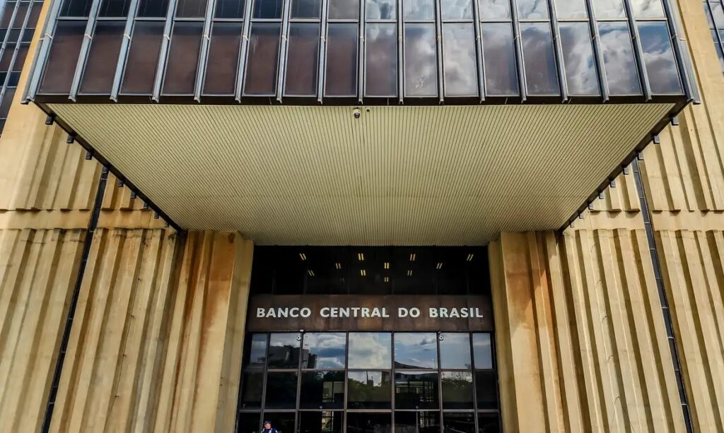 BC mantém Selic em 15% ao ano pela quarta vez seguida, no maior patamar em quase 20 anos 1 BC mantém Selic em 15% ao ano pela quarta vez seguida, no maior patamar em quase 20 anos