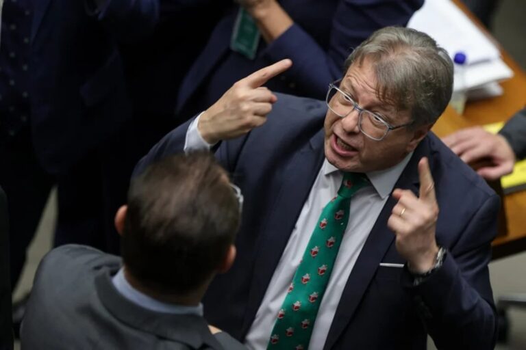 Vice-líder do PL é destituído após votar a favor de emenda que evitou cassação de Glauber Braga