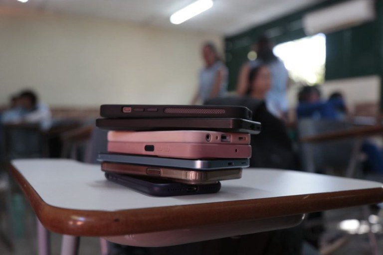 Governo Federal fará pesquisa sobre restrição de celulares nas escolas após um ano de vigência da lei