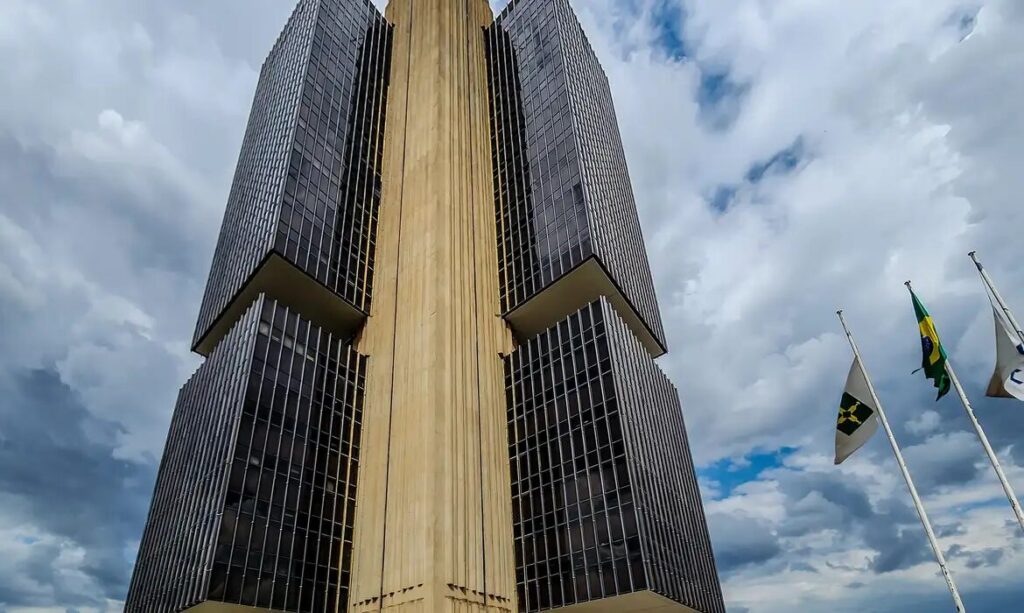 Banco Central mantém Selic em 15% ao ano pela quinta vez seguida; juros seguem no maior nível em quase 20 anos