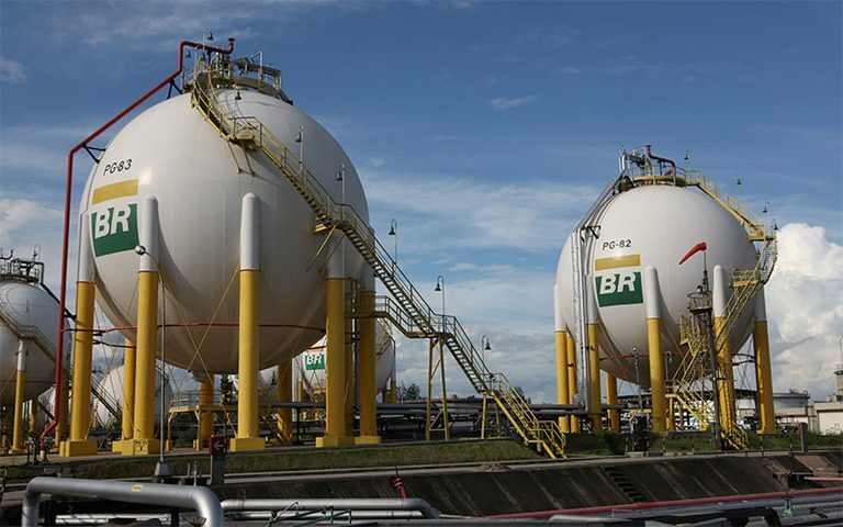 Petrobras reduz preço da gasolina em 5,2% e litro passa a custar R$ 2,57 para distribuidoras