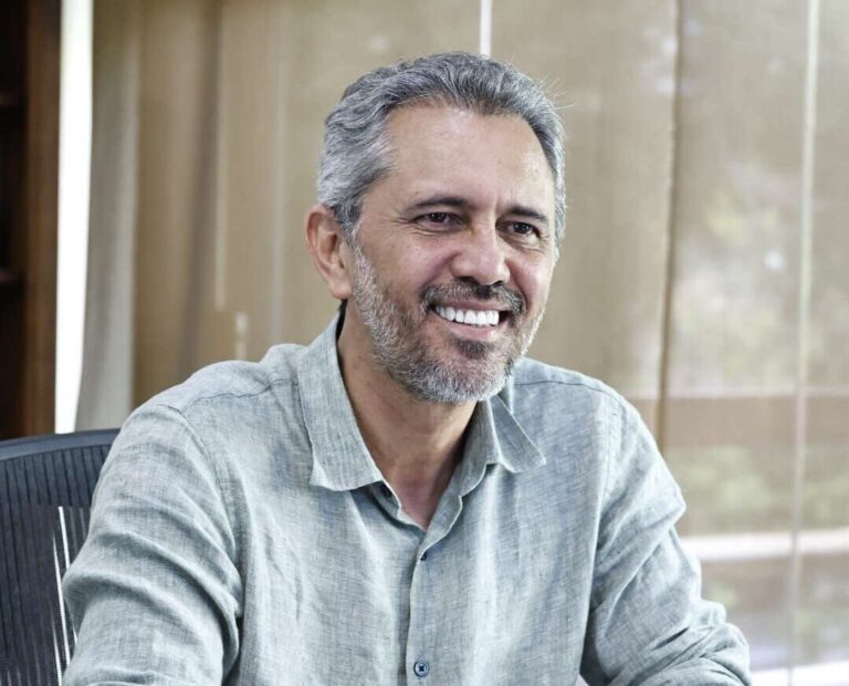 A boa avaliação do governo Elmano de Freitas na pesquisa do Instituto Paraná