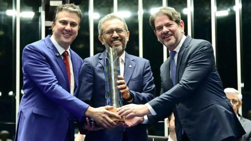 Cid Gomes diz que saída de Camilo do MEC seria “terrível” para Elmano e alerta: “deixa de ser sombra e vira fantasma”