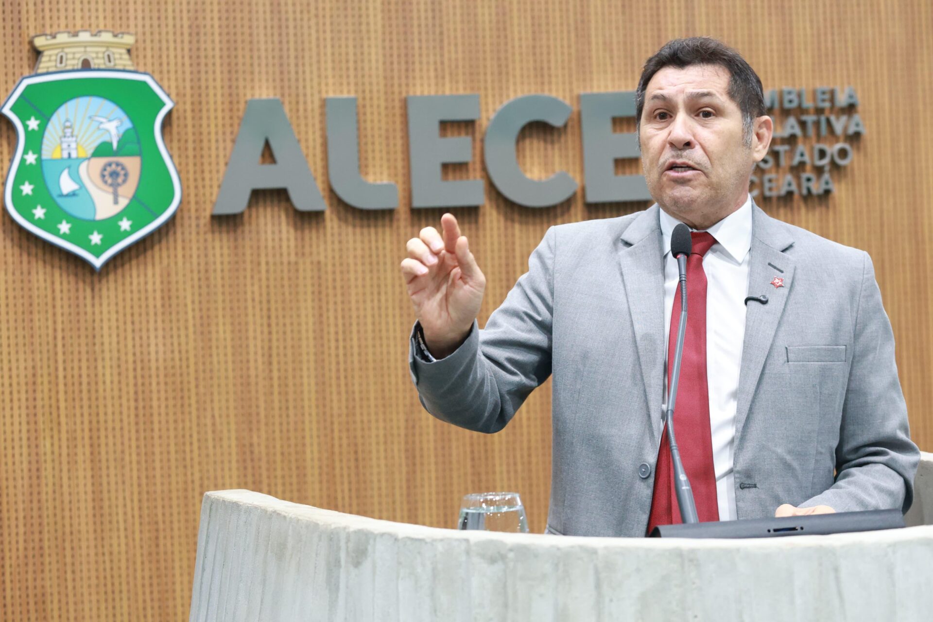 A oposicao que cuide do seu quintal e capine sua roca. Nosso candidato tem nome e sobrenome