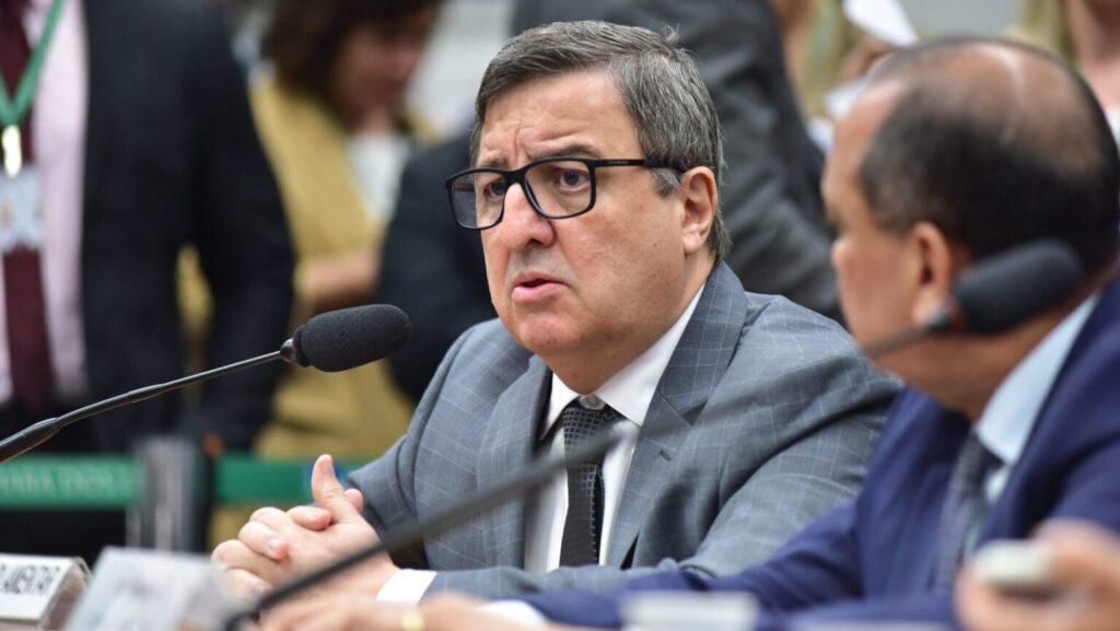 Danilo Forte faz discurso defendendo CPI do Banco Master