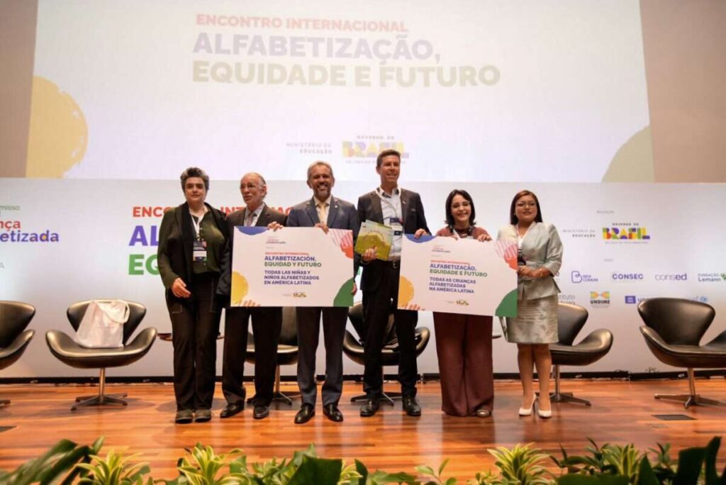 Elmano destaca modelo do Ceará em encontro internacional sobre alfabetização e projeta 100% das crianças alfabetizadas até 2030