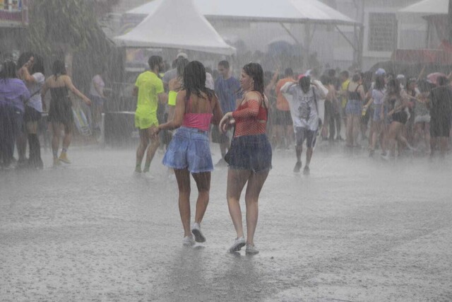 carnaval com chuva