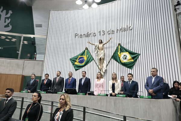 Elmano anuncia concurso para professores e reforço na Segurança durante Mensagem Governamental na Alece