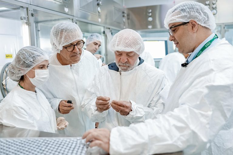 Lula anuncia R$ 1,4 bilhão para o Instituto Butantan e afirma que investir em vacinas é cuidar de 215 milhões de brasileiros