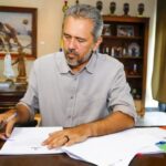 Elmano envia projeto à Alece para criar programa de repatriação de corpos de cearenses mortos no exterior