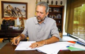 Elmano envia projeto à Alece para criar programa de repatriação de corpos de cearenses mortos no exterior