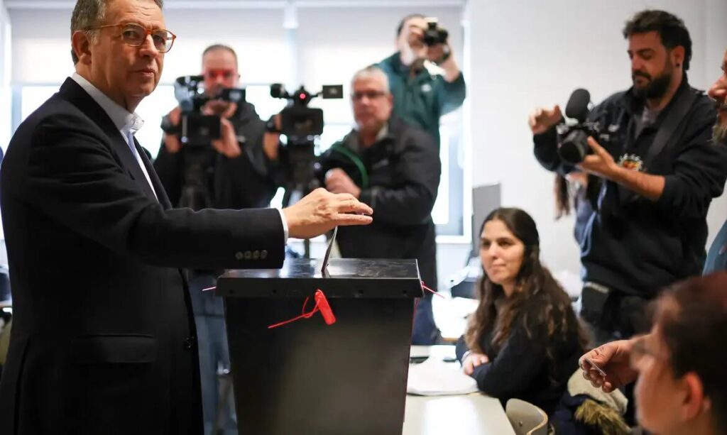 Antônio Seguro é eleito presidente de Portugal com mais de 3 milhões de votos e derrota André Ventura no 2º turno