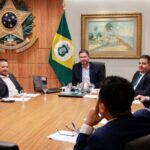 Alece anuncia registro de ponto facial, banco de horas e revisão salarial para servidores em pacote de modernização administrativa