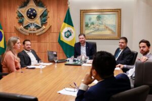 Alece anuncia registro de ponto facial, banco de horas e revisão salarial para servidores em pacote de modernização administrativa