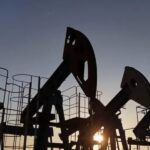 Guerra entre EUA, Israel e Irã faz petróleo disparar e barril se aproxima de US$ 120 em meio a crise no Golfo