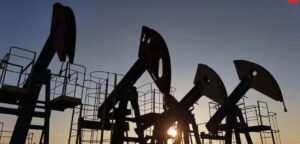 Guerra entre EUA, Israel e Irã faz petróleo disparar e barril se aproxima de US$ 120 em meio a crise no Golfo