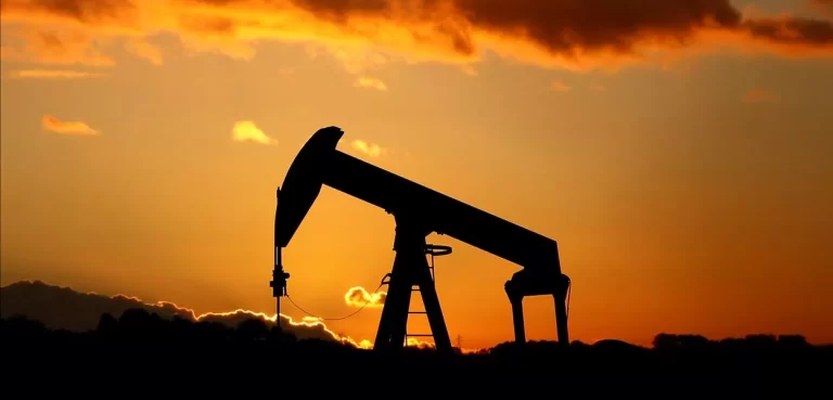 Petróleo dispara acima de US$ 116 com escalada da guerra envolvendo EUA, Israel e Irã e aumenta temor de crise energética global