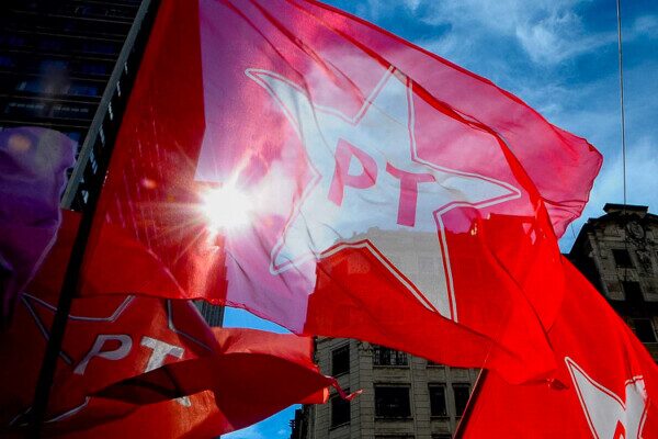 Alece realiza sessão solene para celebrar os 46 anos do PT e destacar trajetória política do partido no Brasil