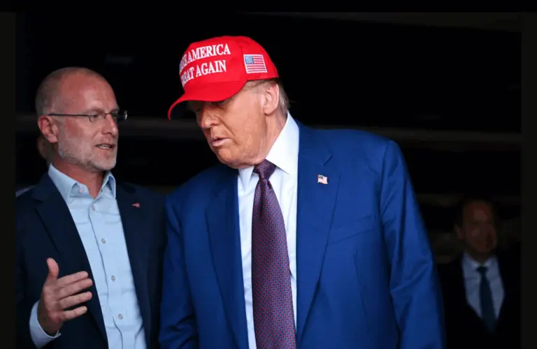 Trump e agência reguladora ameaçam imprensa nos EUA após cobertura crítica da guerra no Irã e reacendem debate sobre censura e liberdade de expressão