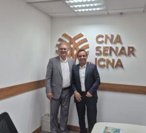 PÁGINA 17 - Deputado Pedro Lobo se reúne com o presidente da FAEC, Amílcar Silveira, e discutem ações de apoio ao produtor rural