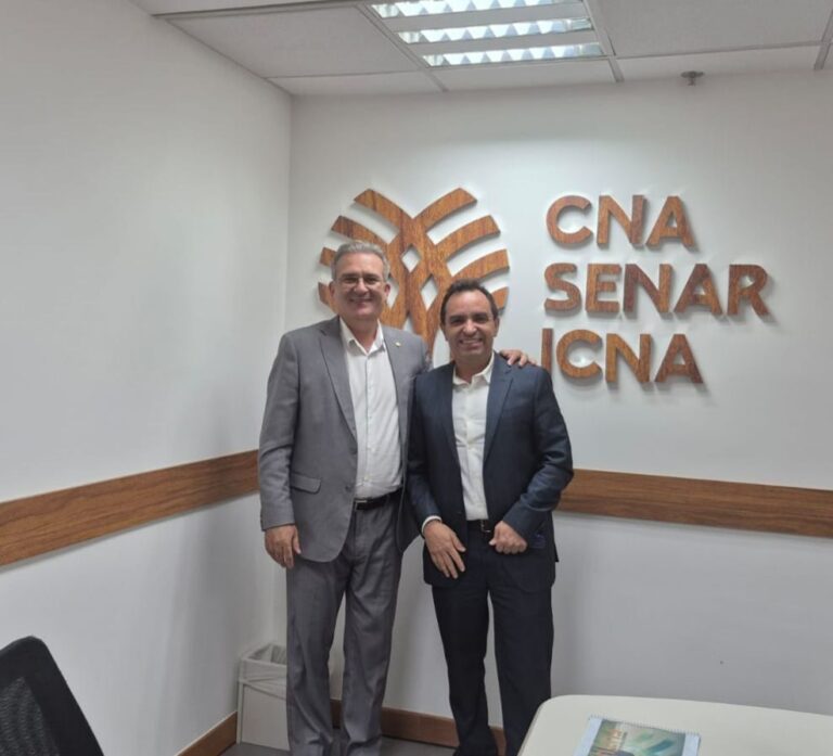 PÁGINA 17 - Deputado Pedro Lobo se reúne com o presidente da FAEC, Amílcar Silveira, e discutem ações de apoio ao produtor rural