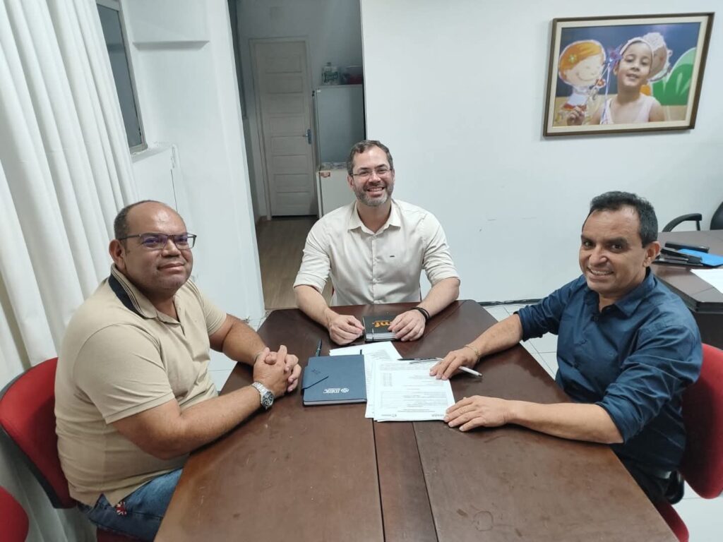 PÁGINA 19 - Pedro Lobo cumpre agenda intensa em Fortaleza com reuniões, articulação política e participação na Feira da Indústri