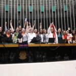 Câmara aprova projeto que regulamenta profissão de doula no Brasil e proposta segue para sanção do presidente Lula