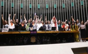 Câmara aprova projeto que regulamenta profissão de doula no Brasil e proposta segue para sanção do presidente Lula