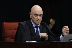 Moraes nega acesso irrestrito dos filhos a Bolsonaro em prisão domiciliar e mantém regras do regime fechado