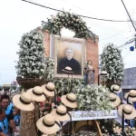 Procissão das Flores reúne milhares de fiéis em Juazeiro do Norte em homenagem aos 182 anos de Padre Cícero