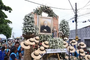 Procissão das Flores reúne milhares de fiéis em Juazeiro do Norte em homenagem aos 182 anos de Padre Cícero
