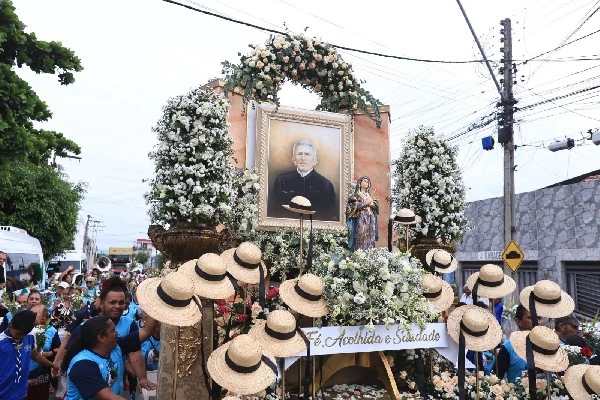 Procissão das Flores reúne milhares de fiéis em Juazeiro do Norte em homenagem aos 182 anos de Padre Cícero